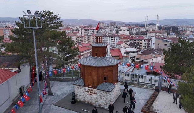 Kaybolan tarihi saat kulesi yeniden inşa edildi