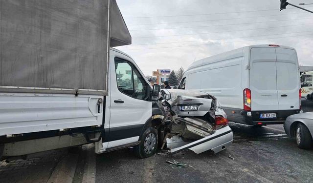 Kırmızı ışıkta duramayan kamyonet ortalığı savaş alanına çevirdi: 1’i ağır 3 yaralı