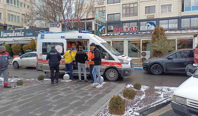 Kuruyemişçi deposunda çıkan yangında 4 kişi dumandan etkilendi