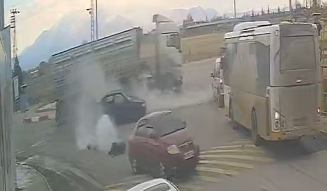 Mamyon otomobile çarptı: 2 yaralı