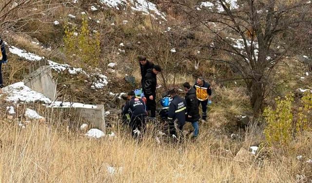 Motosikletli sürücü şarampole yuvarlandı