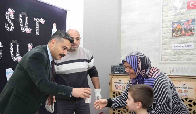 Öğrencilere süt ve simit ikramı