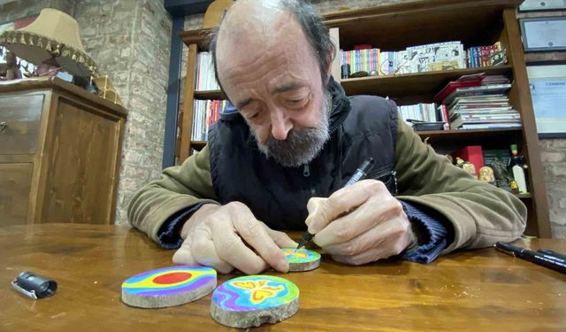 Onun karikatür çizim sevgisi bitmedi