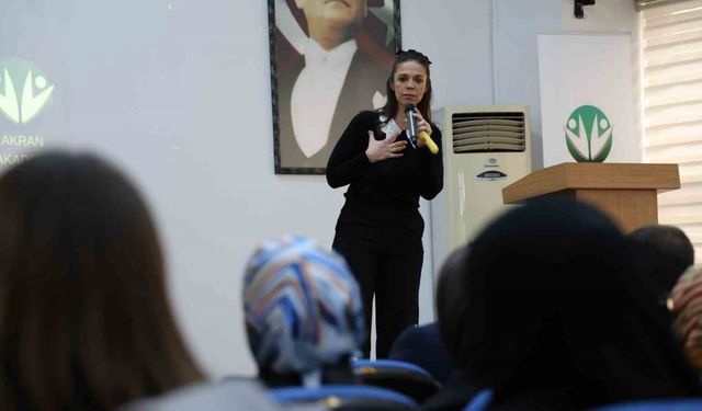 Otizmli yazar ebeveynlerle buluşarak otizmi anlattı