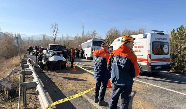 Otomobil ile midibüs çarpıştı: 10 yaralı
