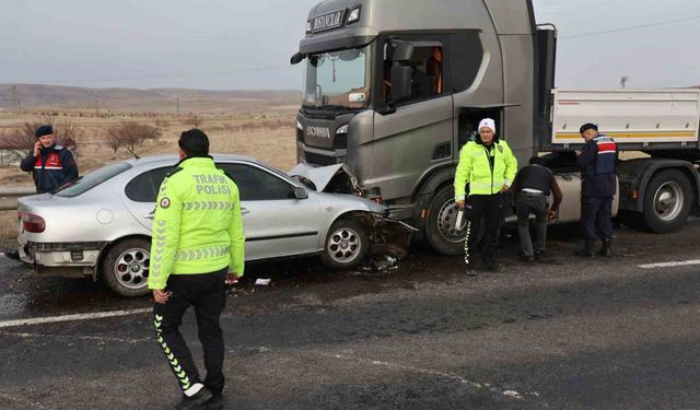 Otomobille tır kafa kafaya çarpıştı: 1 ölü 1'i ağır 3 yaralı