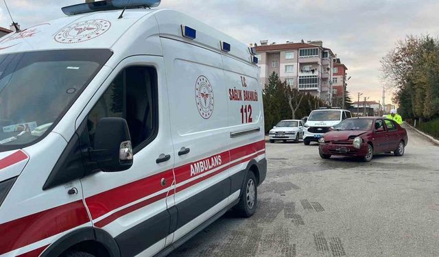 Otomobiller çarpıştı: 3 yaralı