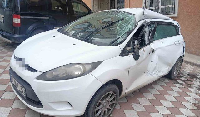 Sürücüsünün kontrolünü kaybettiği tır park halindeki 4 otomobile çarptı