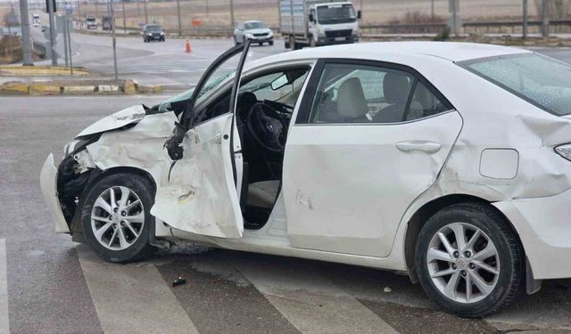 Tır ile otomobil çarpıştı: 4’ü hakem 5 yaralı