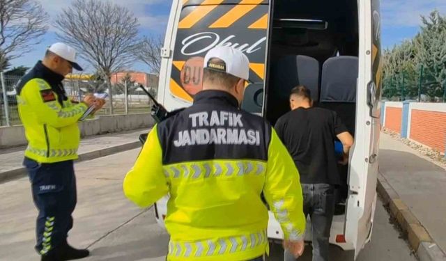 Trafik jandarması okul servislerini aralıksız denetliyor