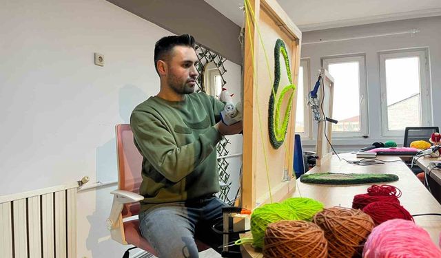 Tüm birikimi ile açtığı halı dokuma atölyesinde hayallerini kumaşa döküyor