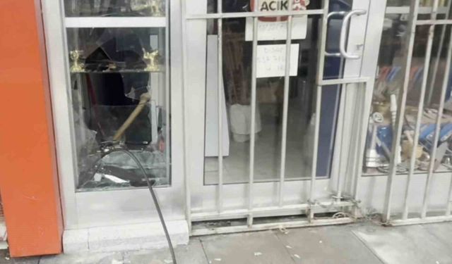 Bıçakçı dükkanının camı kırılıp binlerce liralık bıçak çalındı