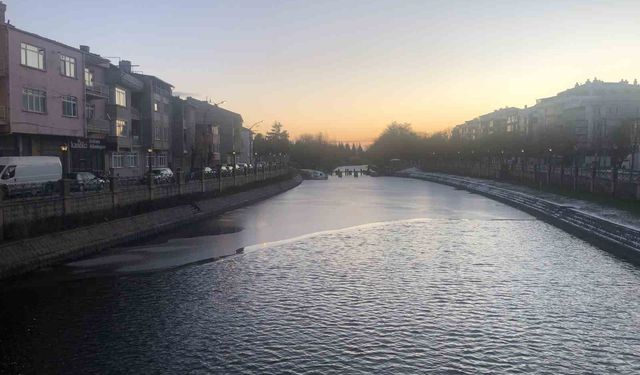 Buz tutan Porsuk Çayı ortaya kartpostallık görüntüler çıkardı