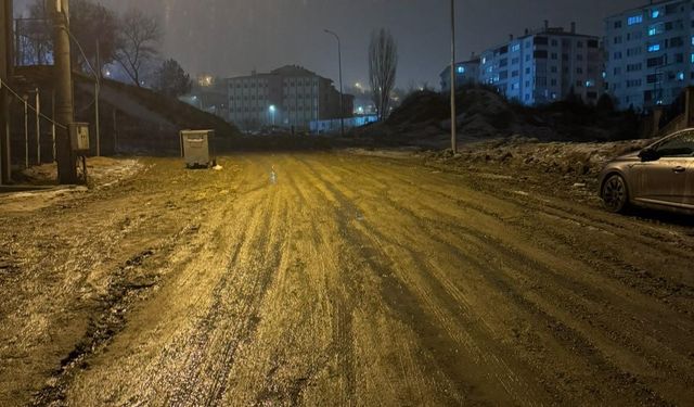 Çamur içinde olan yol temizlenip onarım bekliyor