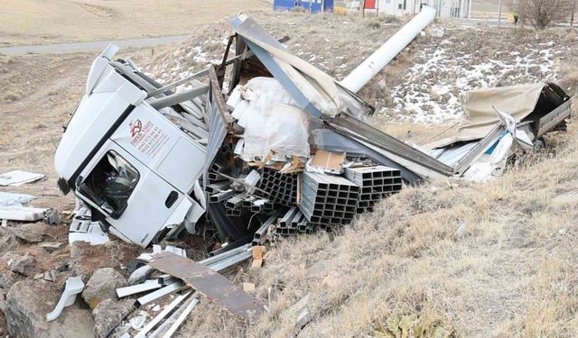 Demir profil yüklü tır şarampole düştü: 1 ağır yaralı