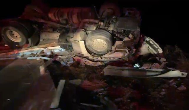 Devrilen tırın sürücüsü hayatını kaybetti