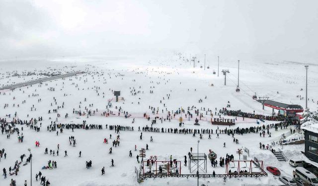 Erciyes sömestirin ilk hafta sonunda 250 bin kişiyi ağırladı