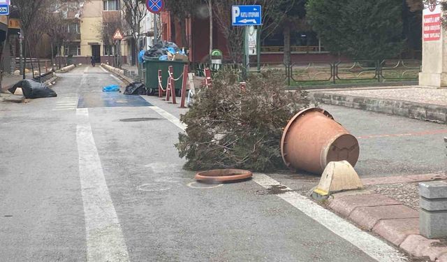 Kentte oluşan fırtına yağmurla beraber şiddetini arttırdı