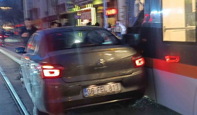 Otomobil tramvayla çarpıştı