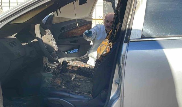 Park halindeki otomobilin direksiyon ve koltukları yandı