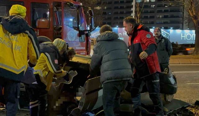 Takla atan otomobilde sıkışan arkadaşının başından ayrılmadı