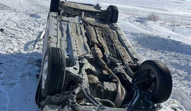 Takla atıp ters dönen otomobildeki 4 kişi yaralandı