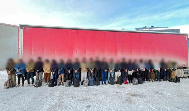 Tır dorsesine gizlenen 25 kaçak göçmen yakalandı