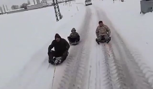 Traktör arkasında kayarak, o anları kayda aldılar