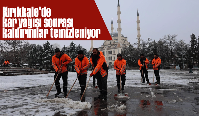 Kırıkkale’de kar yağışı sonrası kaldırımlar temizleniyor