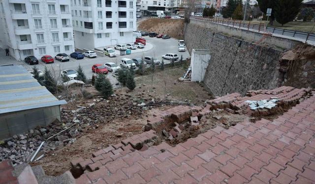 15 metre yüksekliğindeki istinat duvarı çöktü