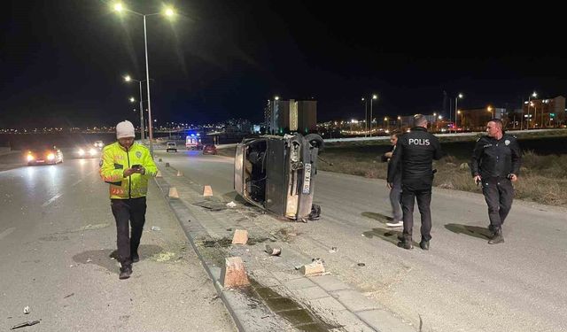 Beton duba ve aydınlatma direğine çarpan otomobil yan yattı: 2 yaralı
