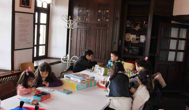 Bor İlçe Halk Kütüphanesi'nden annelere eğitim, çocuklara eğlence