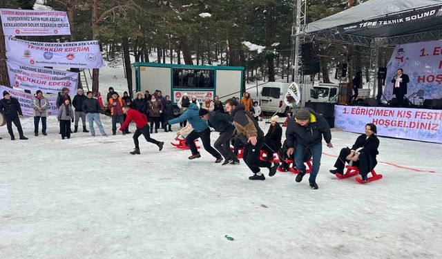 Ekskavatörle kızak yapıp soğuk havada halaylarla ısındılar