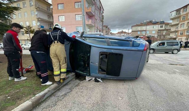 Hafif ticari araçla çarpışan otomobil yan yattı: 2 yaralı