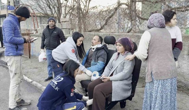 Kamyonet ile hafif ticari araç çarpıştı: 3 yaralı