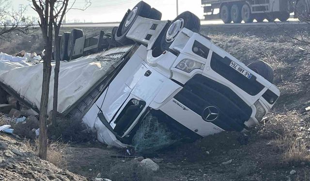 Kontrolden çıkan tır şarampole devrildi: 2 yaralı