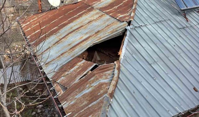 Konya'da dağdan kopan kaya parçası evin damına düştü