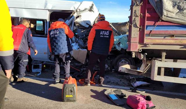 Öğrenci servisi tıra çarptı: 1 ölü, 7 yaralı