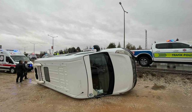 Okul servisi şarampole devrildi