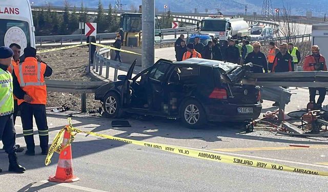 Otomobil bariyerlere ok gibi saplandı: Anne ve baba öldü, kız çocukları yaralandı