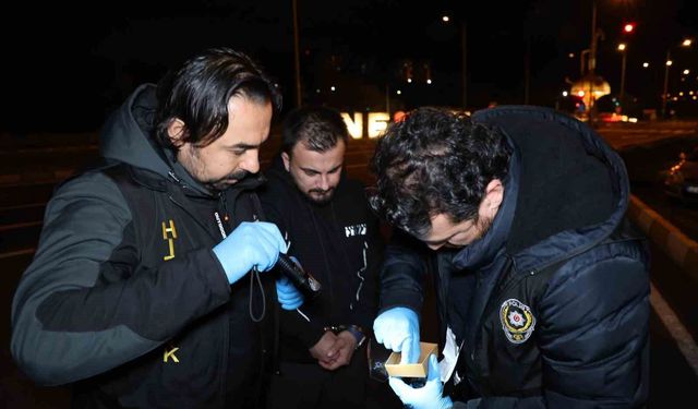 Sahte çeyrek altınla telefon vurgunu: 2 kişi tutuklandı