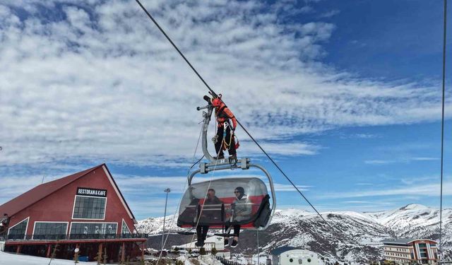Teleferikte mahsur kalanlar başarılı bir operasyonla kurtarıldı