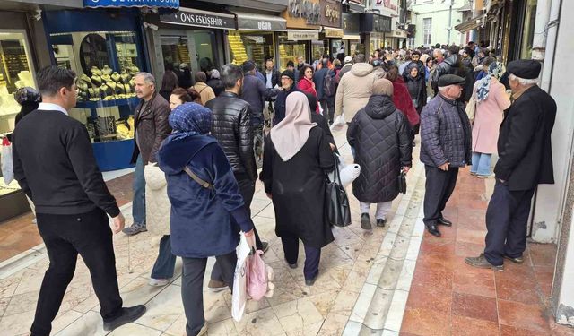 Altın fiyatları düşünce vatandaşlar kuyumculara akın etti