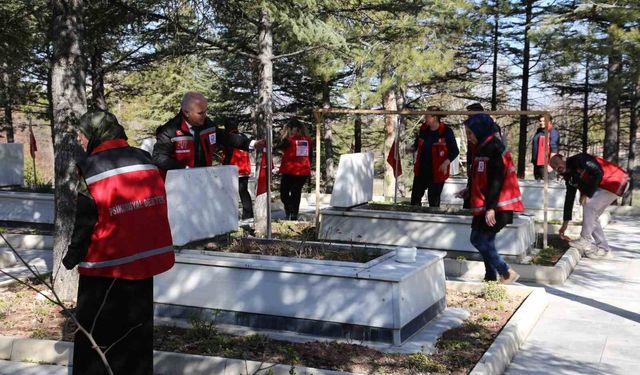 Bayram öncesinde şehitlik temizlendi