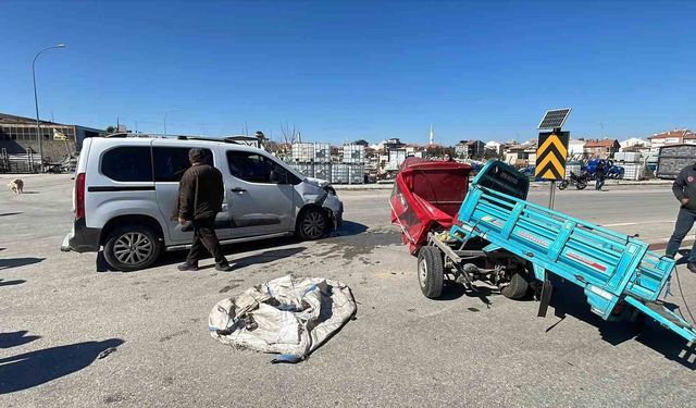 Bir kişinin ağır yaralandığı kaza anı kamerada
