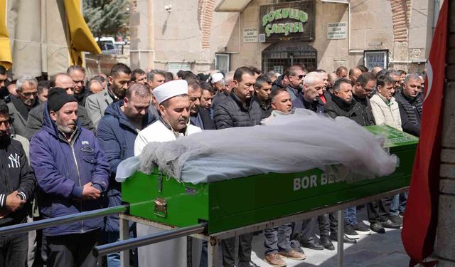 Eşi tarafından bıçaklanan 3 çocuk annesi kadın son yolculuğuna uğurlandı