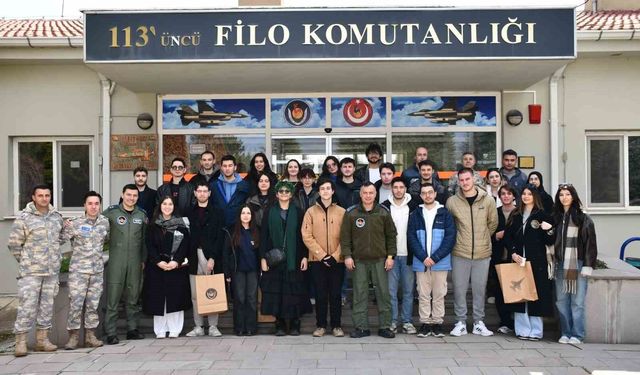 Gençler kışlada Mehmetçikle omuz omuza bir gün geçirdi