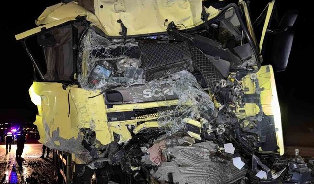 Kamyon tıra arkadan çarptı: 1 yaralı