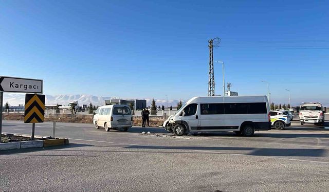 Kamyonet ile okul servis minibüsü çarpıştı: 5 yaralı