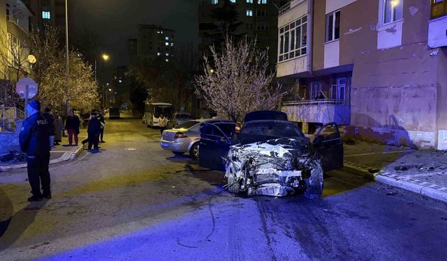 Kazada savrulan otomobil duvarı yıktı: 1'i ağır 5 yaralı